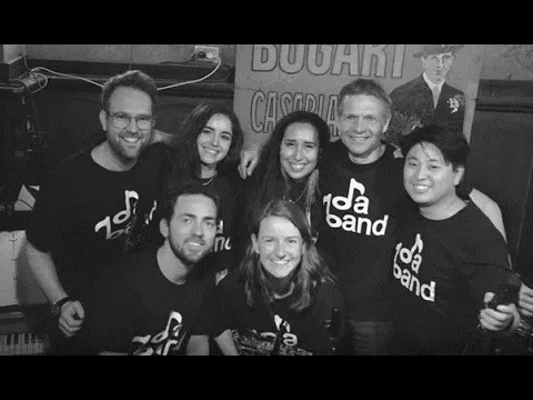 DA Band live optreden in Casablanca Amsterdam, multiculturele band met zeven muzikanten op de Zeedijk